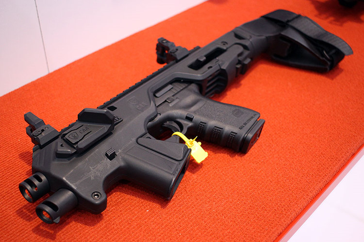 Ngạc nhiên phụ kiện biến súng ngắn thành tiểu liên cực kỳ lợi hại